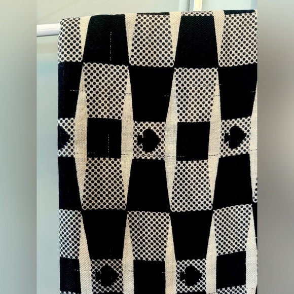 Rare Kate Spade Black and Cream “Spade” Wrap Scarf - Picture 2 of 2